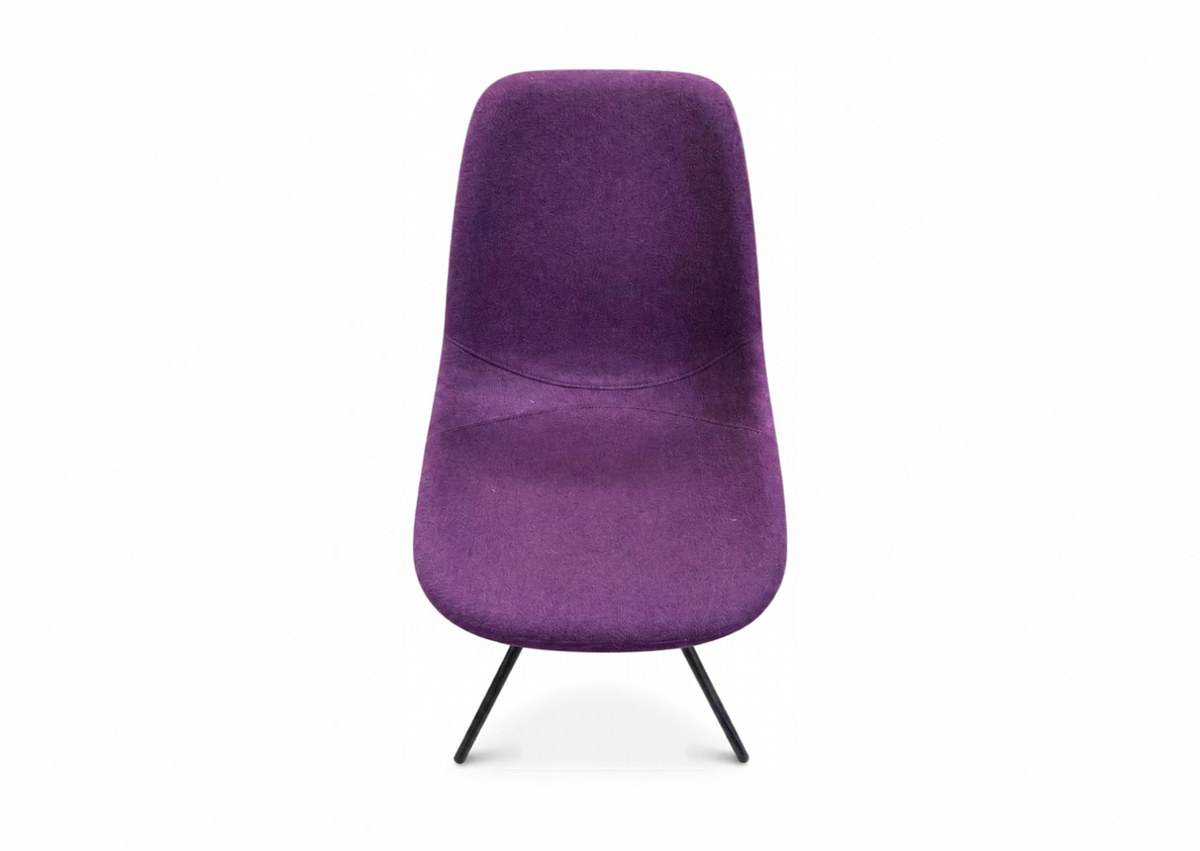 Chaise coque en tissu violet sur pieds métal