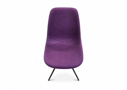 Chaise coque en tissu violet sur pieds métal