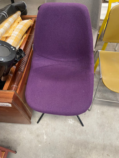 Chaise coque en tissu violet sur pieds métal