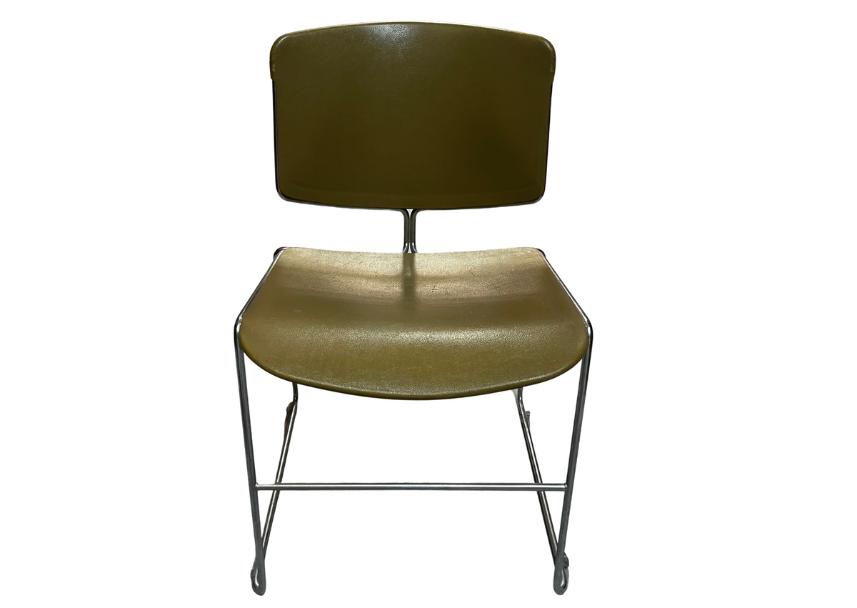 Chaise vintage en cuir kaki sur piètement chromé