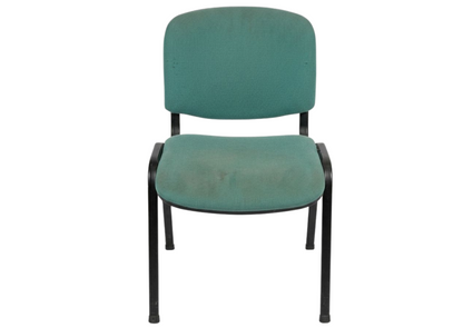 Chaise en tissu vert sur pieds en métal noir