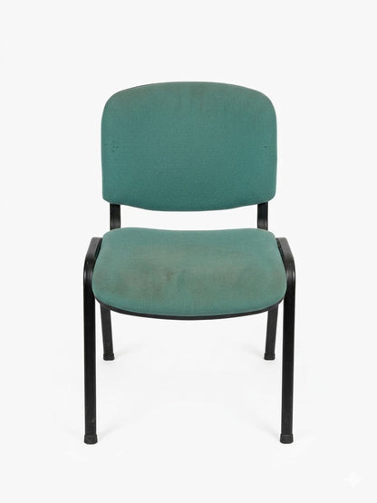 Chaise en tissu vert sur pieds en métal noir
