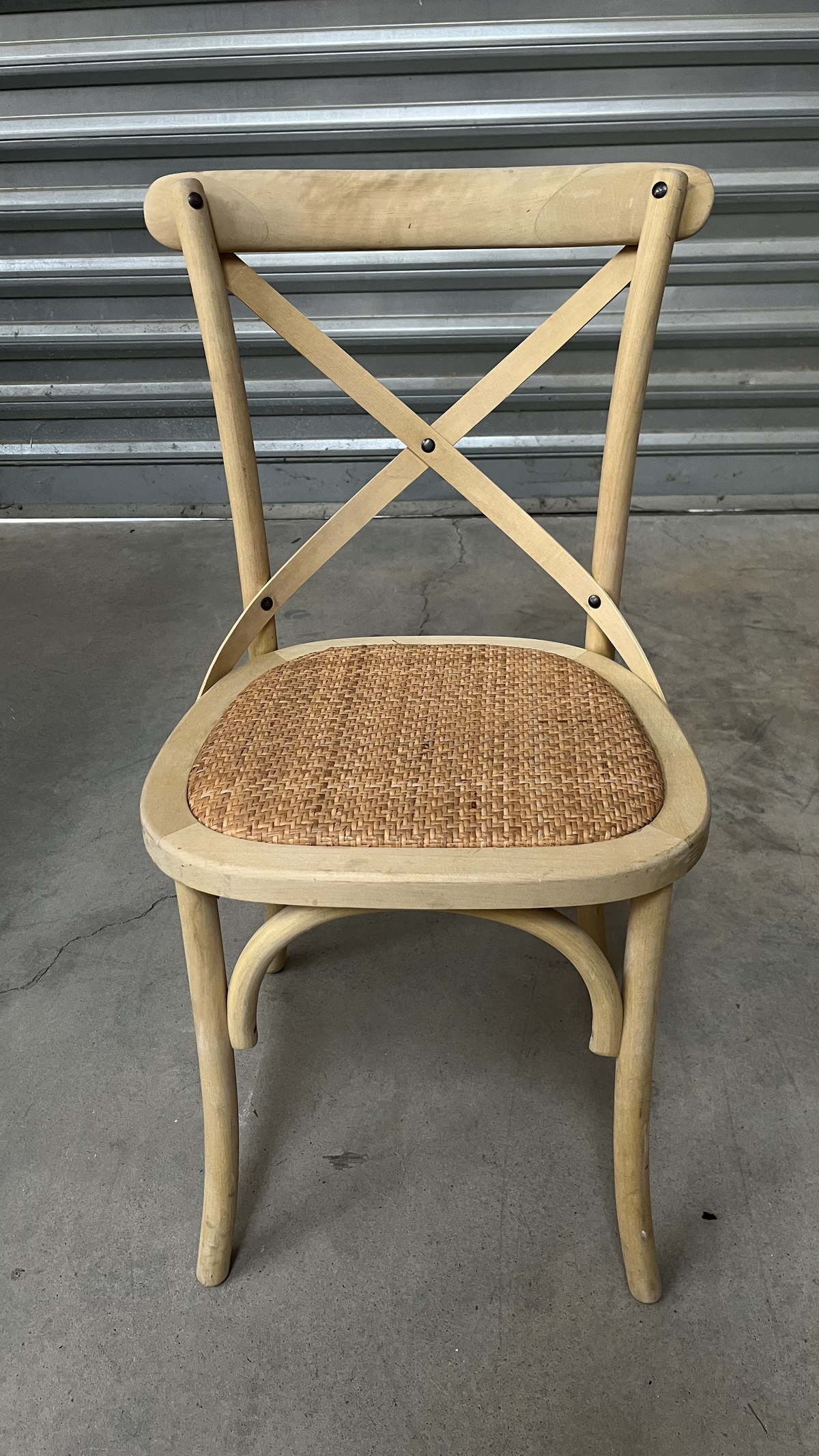 Chaise bistrot en bois blanchi à dossier croisé