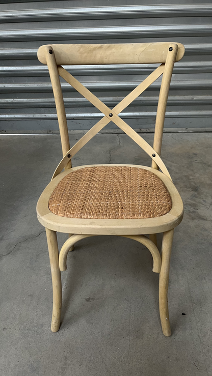 Chaise bistrot en bois blanchi à dossier croisé