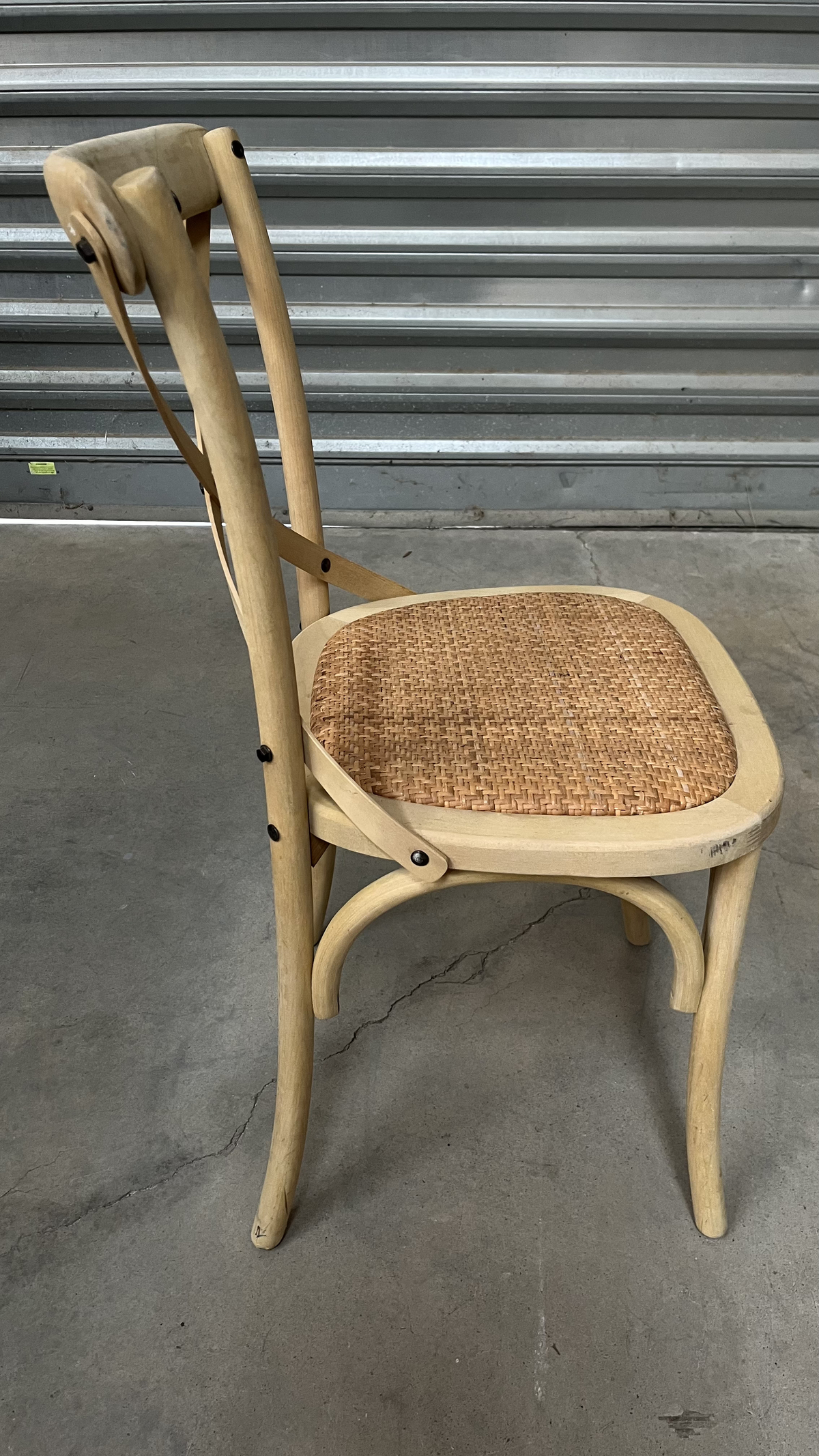 Chaise bistrot en bois blanchi à dossier croisé