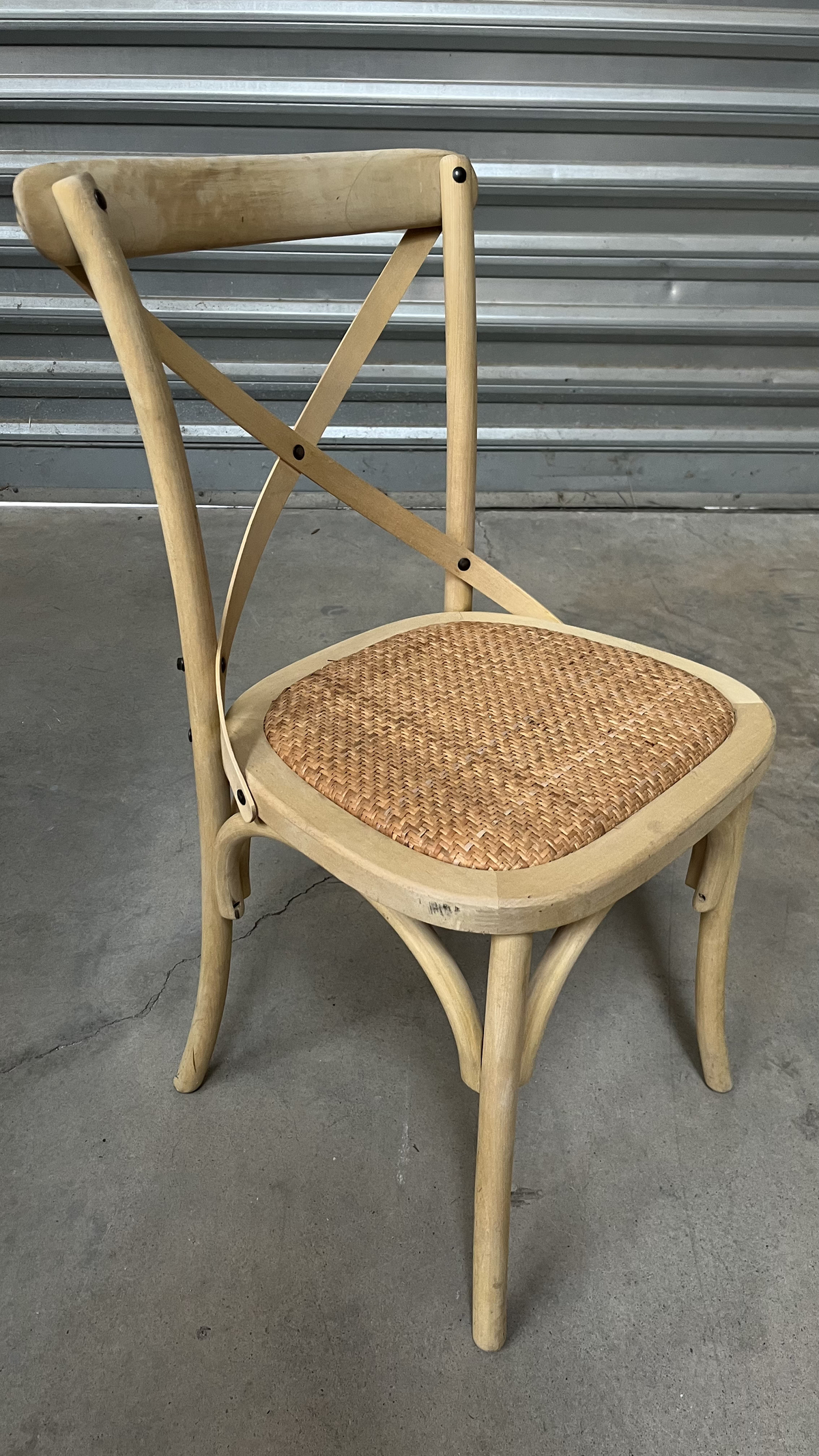 Chaise bistrot en bois blanchi à dossier croisé