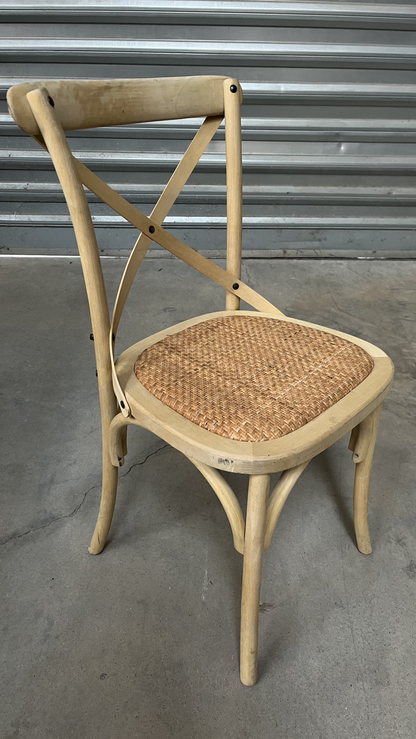 Chaise bistrot en bois blanchi à dossier croisé
