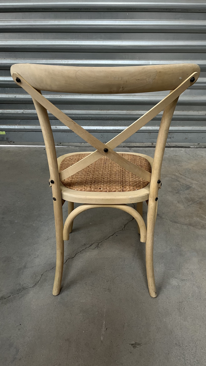 Chaise bistrot en bois blanchi à dossier croisé