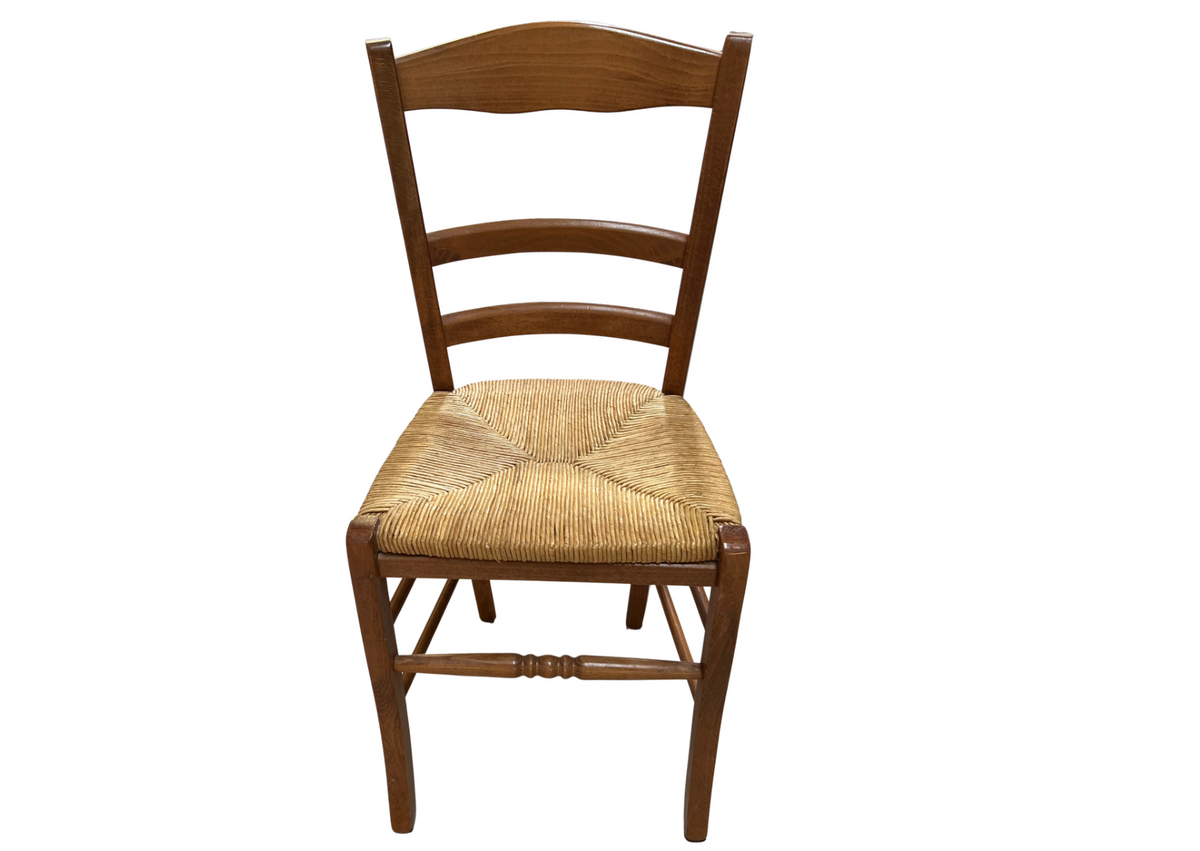 Chaise en bois foncé à assise paillée