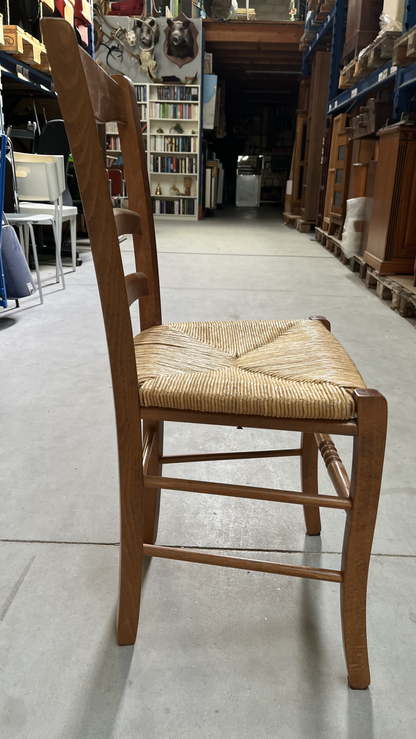 Chaise en bois foncé à assise paillée