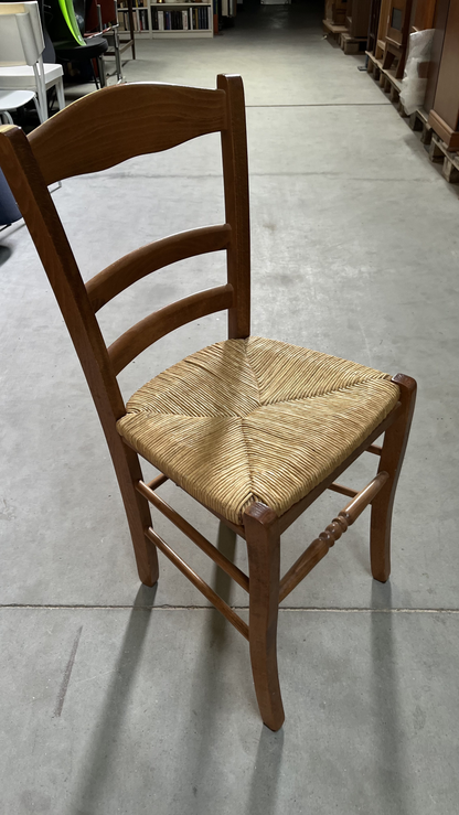 Chaise en bois foncé à assise paillée