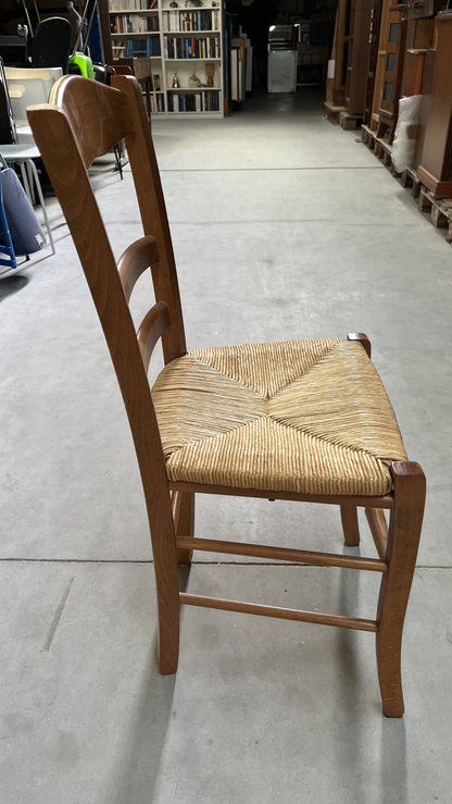 Chaise en bois foncé à assise paillée