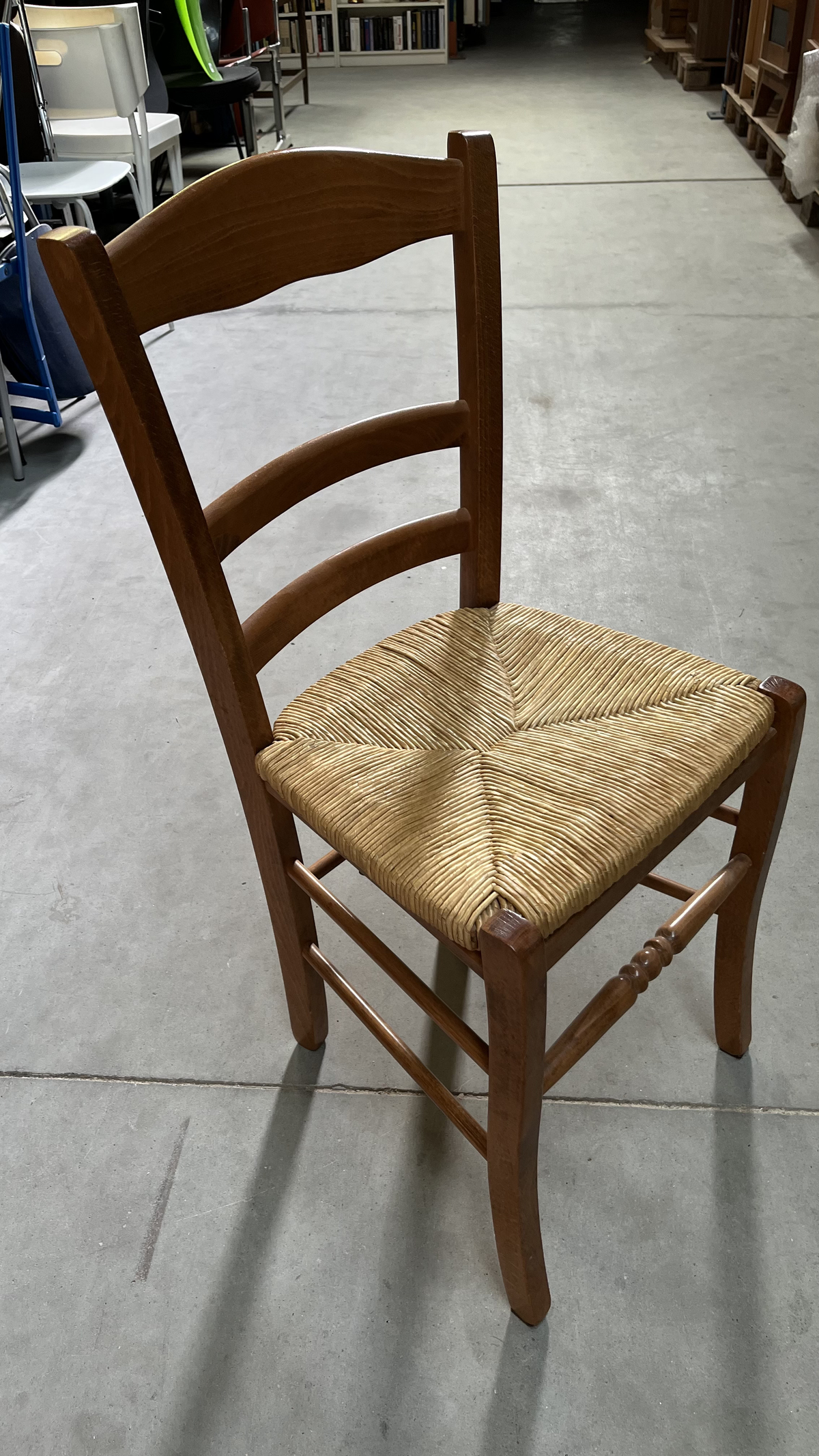Chaise en bois foncé à assise paillée