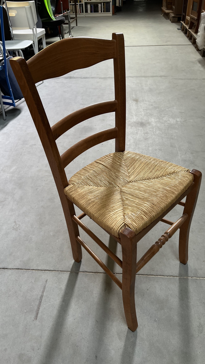 Chaise en bois foncé à assise paillée