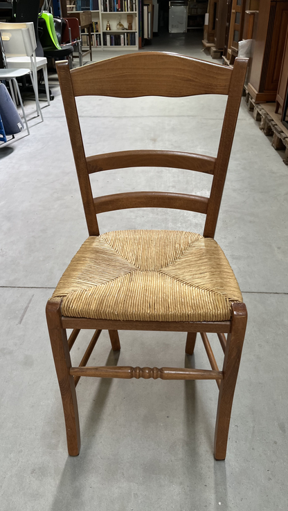 Chaise en bois foncé à assise paillée