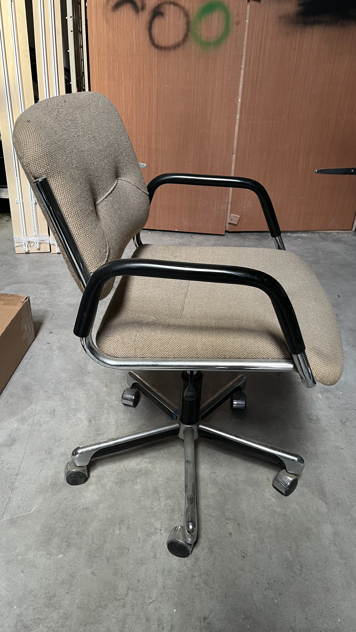 Chaise de bureau vintage à roulettes en tissu gris