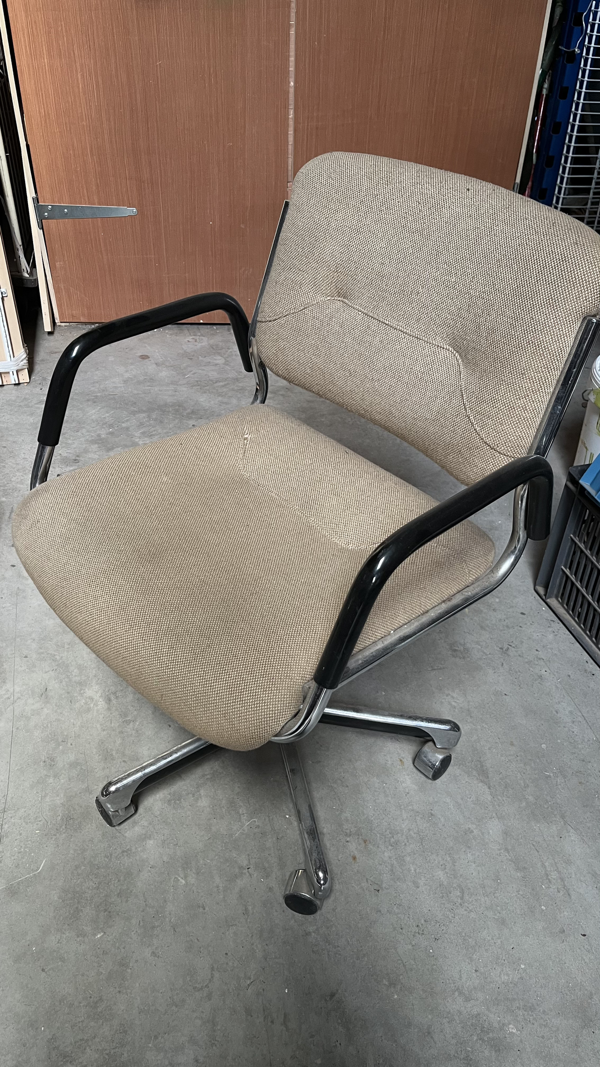 Chaise de bureau vintage à roulettes en tissu gris