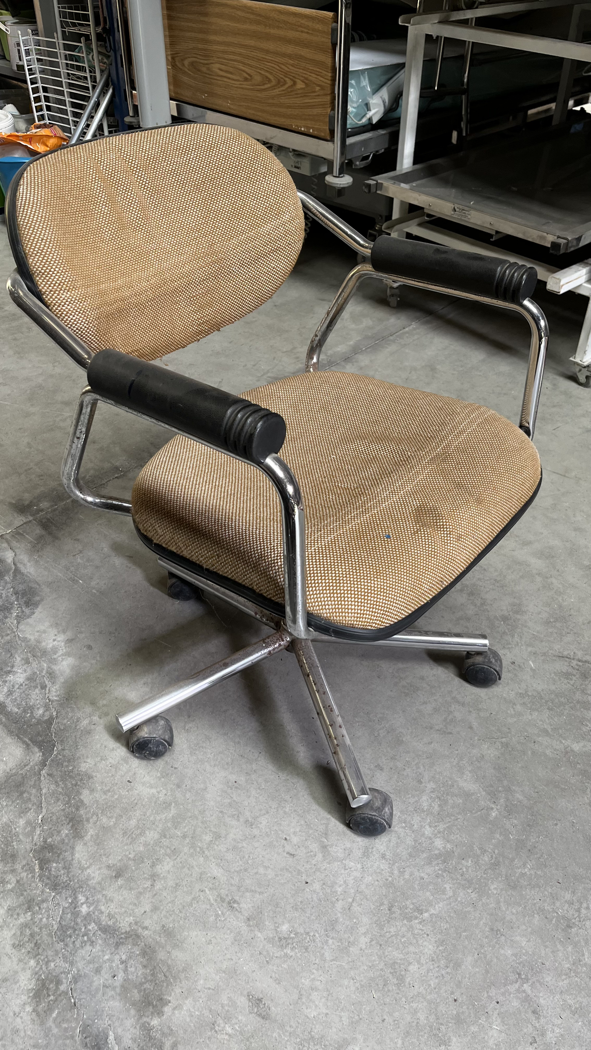 Chaise de bureau vintage à roulettes en tissu marron