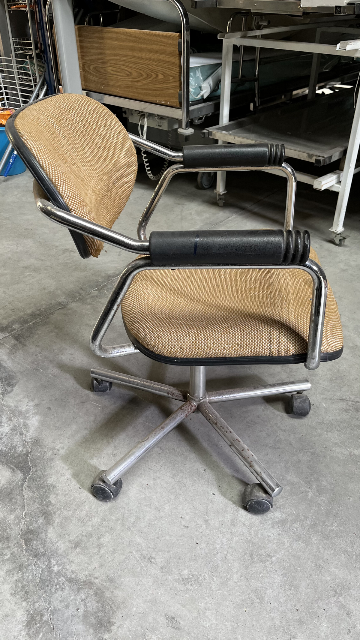 Chaise de bureau vintage à roulettes en tissu marron