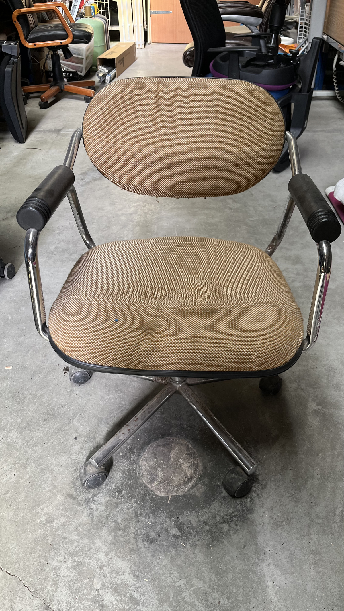 Chaise de bureau vintage à roulettes en tissu marron