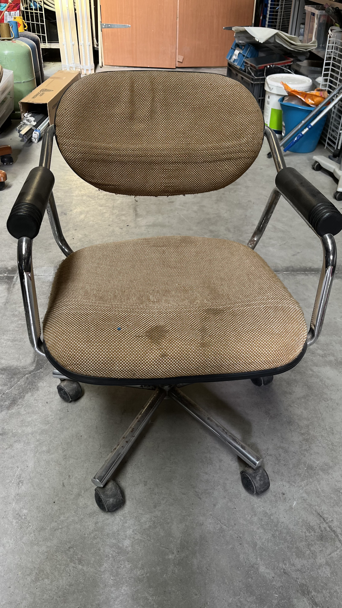 Chaise de bureau vintage à roulettes en tissu marron