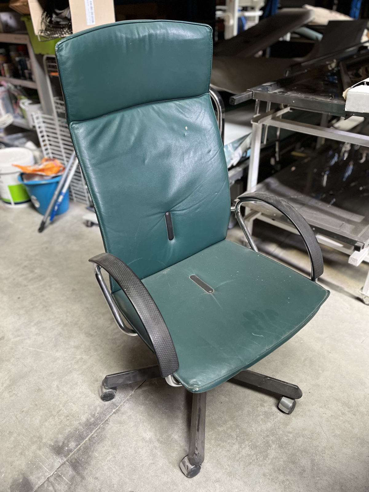 Chaise de bureau à roulettes en cuir vert foncé à haut dossier
