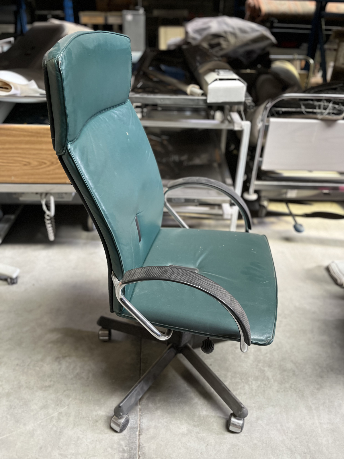 Chaise de bureau à roulettes en cuir vert foncé à haut dossier
