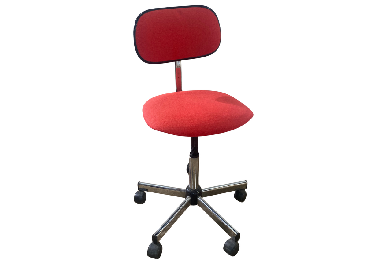 Chaise de bureau vintage à roulettes en tissu rouge