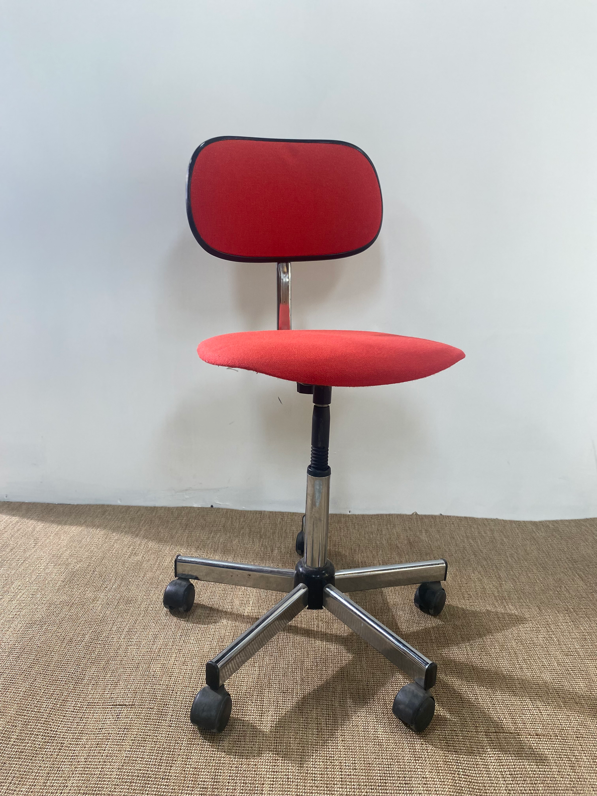 Chaise de bureau vintage à roulettes en tissu rouge