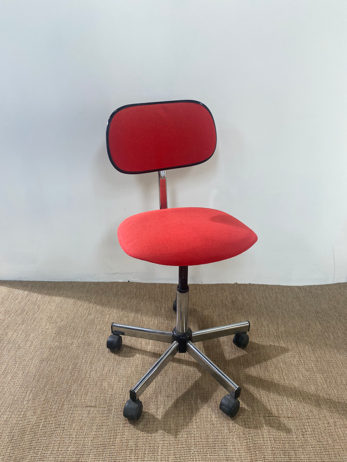 Chaise de bureau vintage à roulettes en tissu rouge