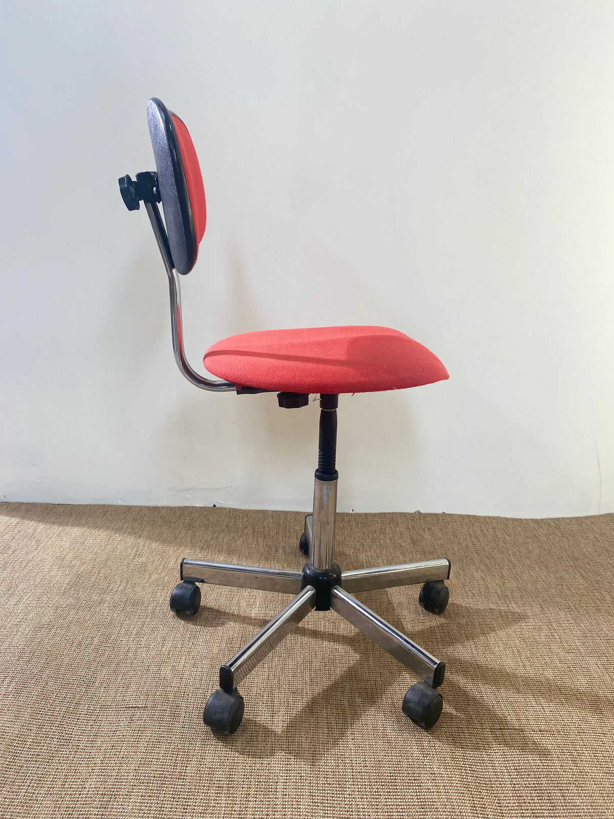 Chaise de bureau vintage à roulettes en tissu rouge