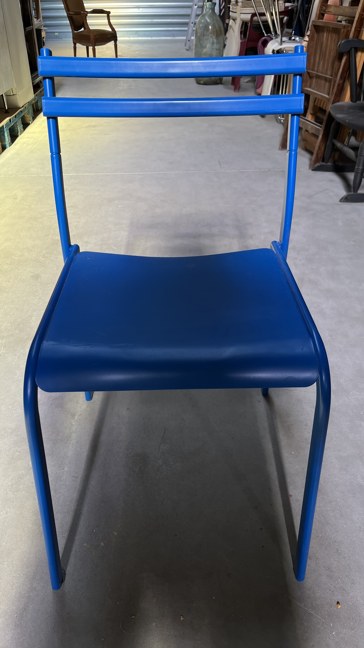 Chaise en métal bleu