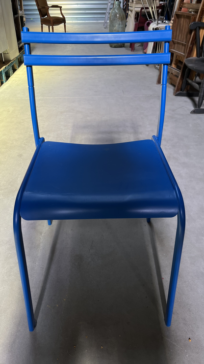 Chaise en métal bleu