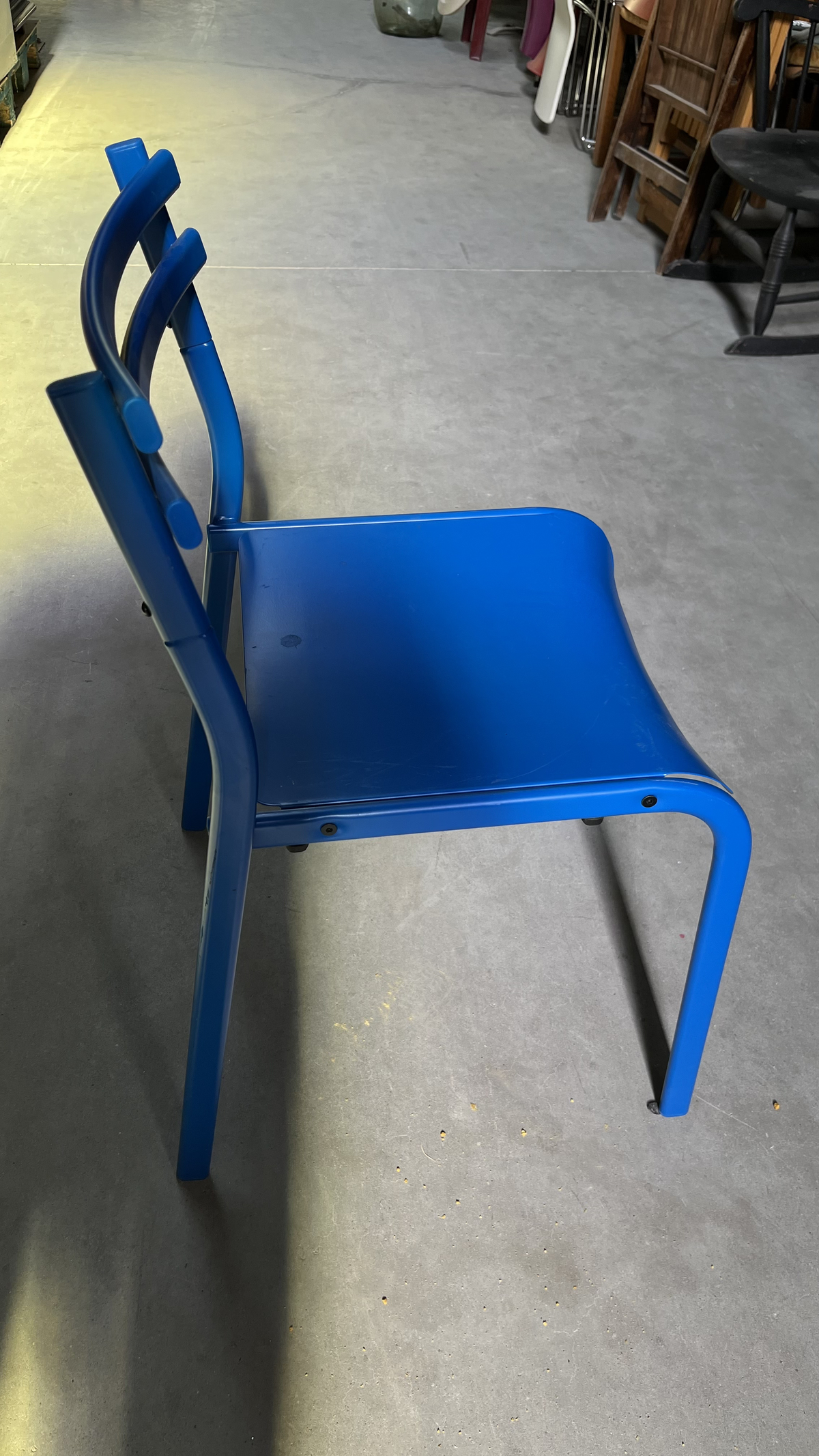 Chaise en métal bleu