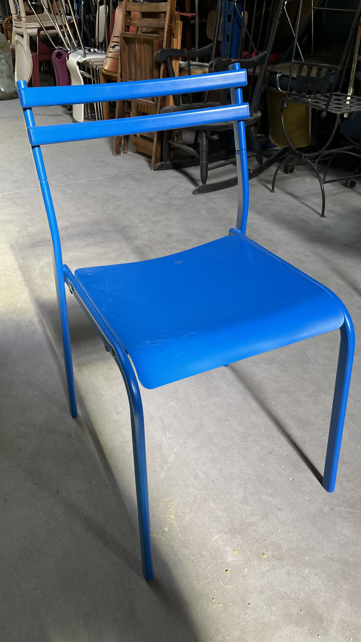 Chaise en métal bleu