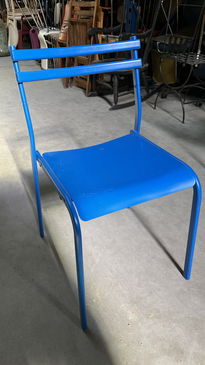 Chaise en métal bleu