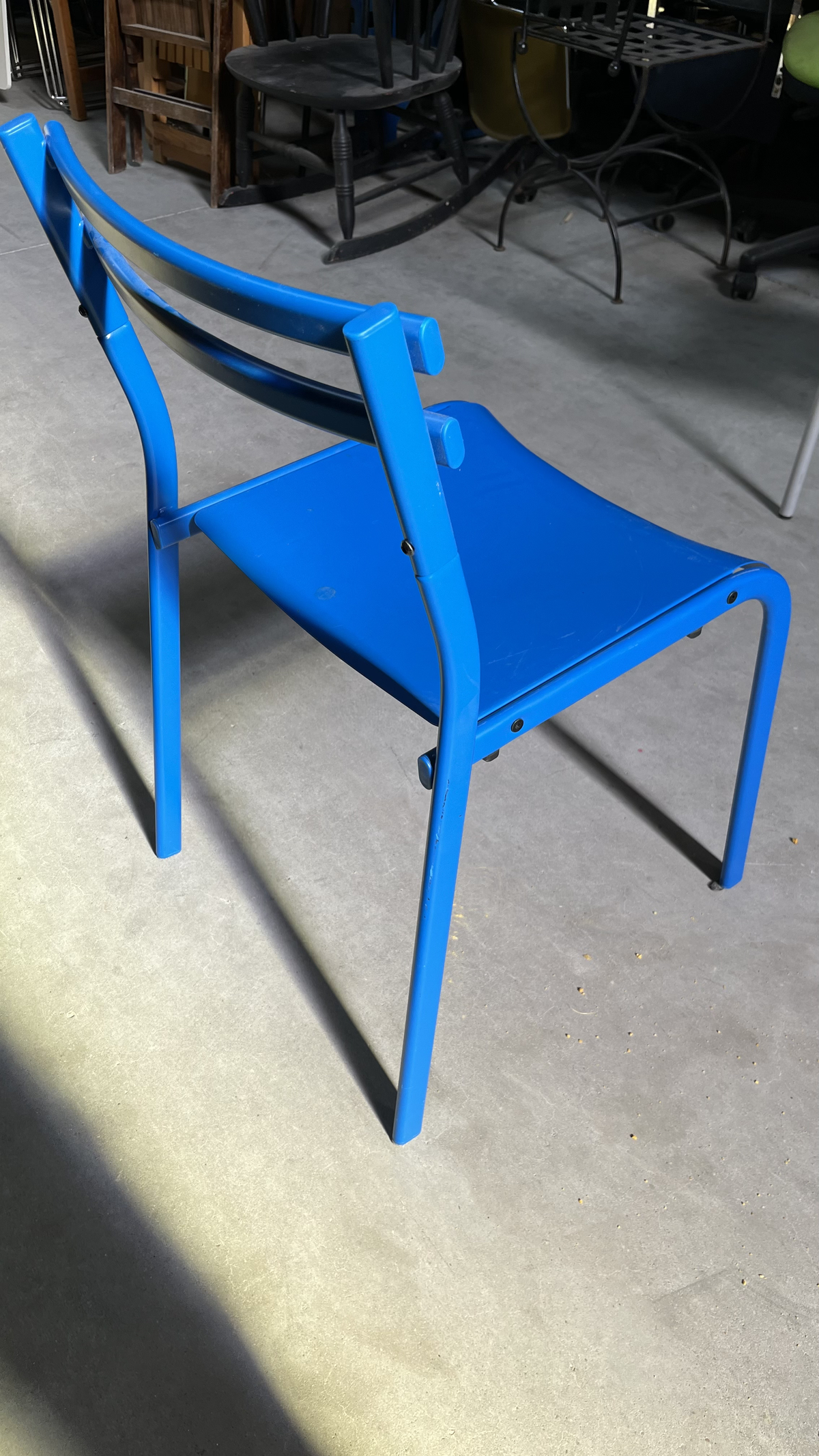 Chaise en métal bleu