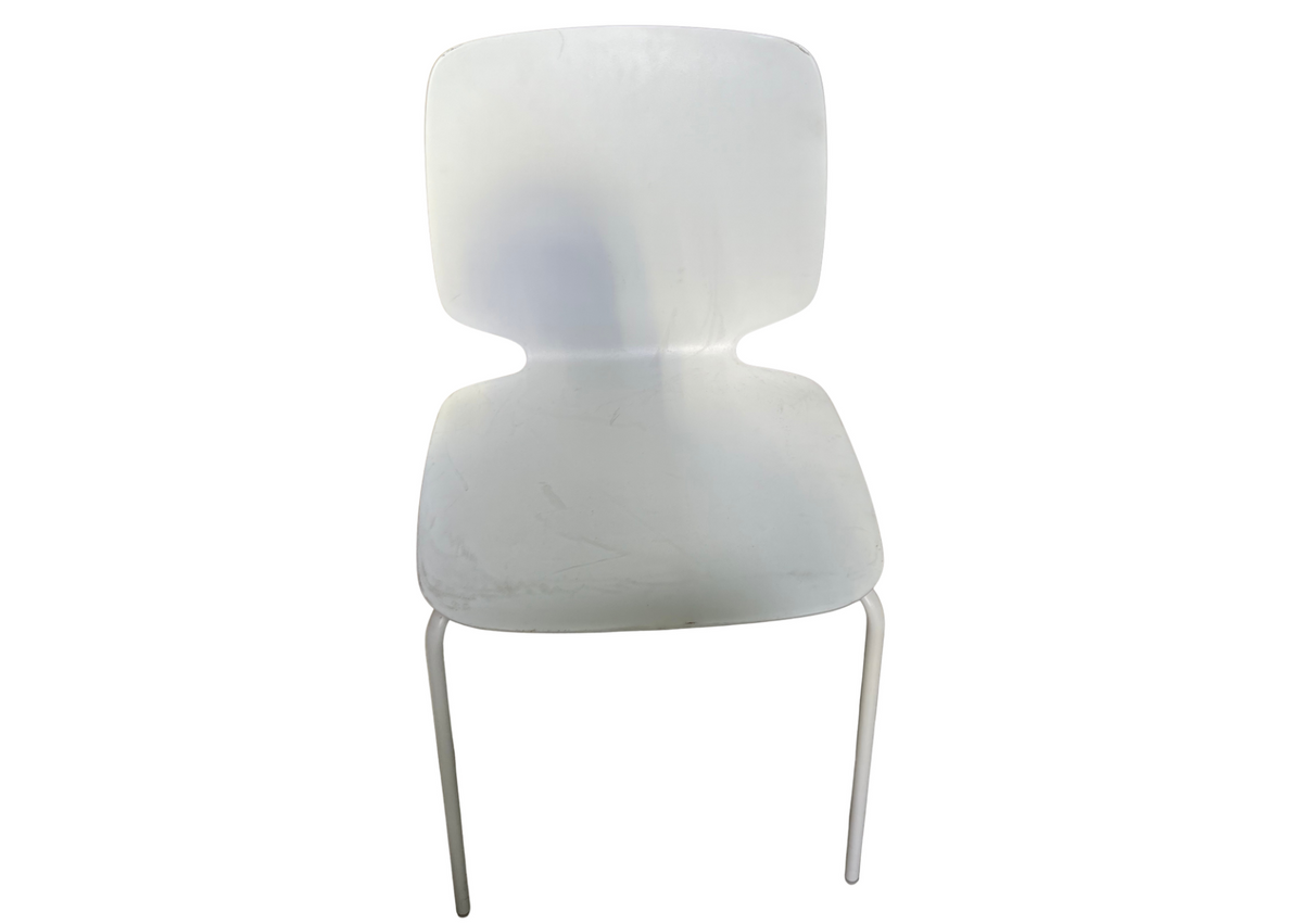 Chaise coque en plastique blanc sur pieds en métal