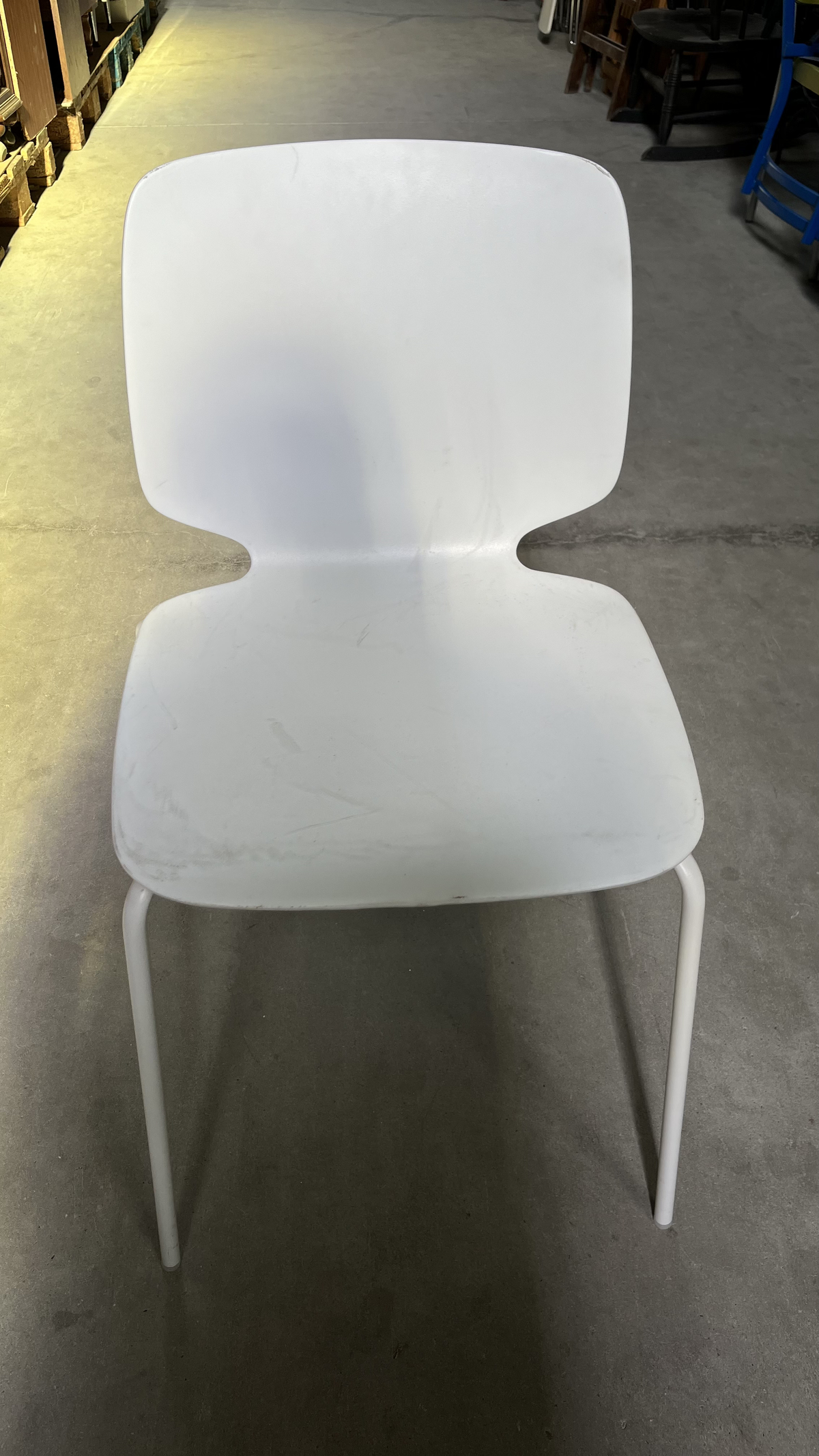 Chaise coque en plastique blanc sur pieds en métal