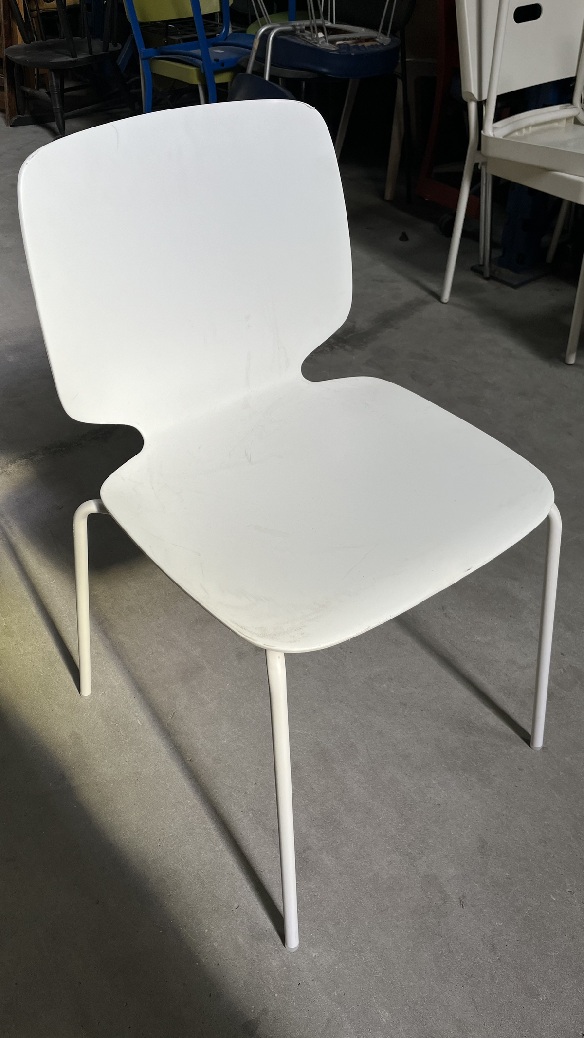 Chaise coque en plastique blanc sur pieds en métal