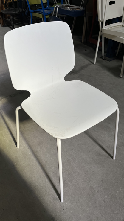 Chaise coque en plastique blanc sur pieds en métal