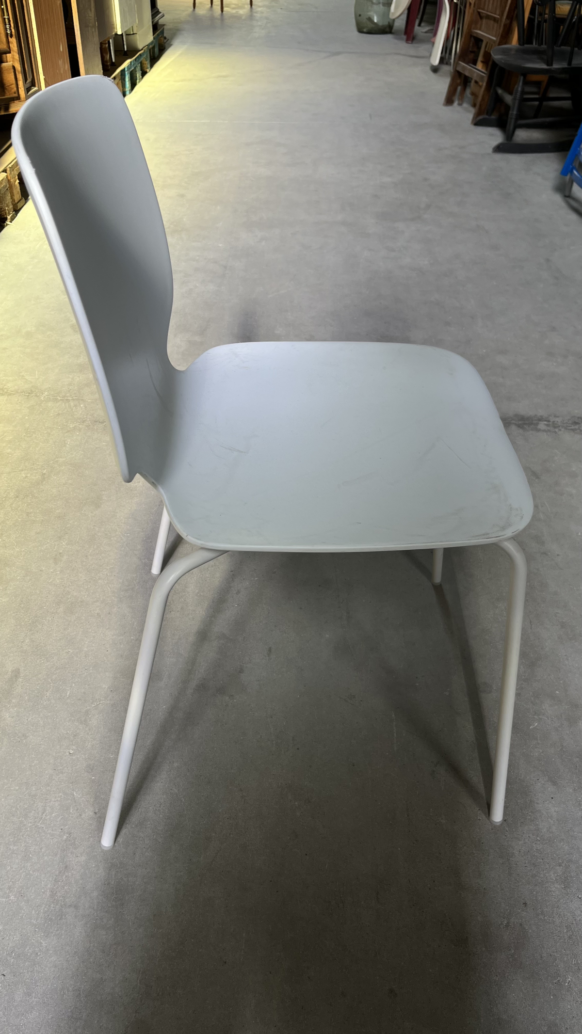 Chaise coque en plastique blanc sur pieds en métal