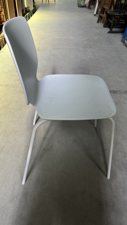 Chaise coque en plastique blanc sur pieds en métal