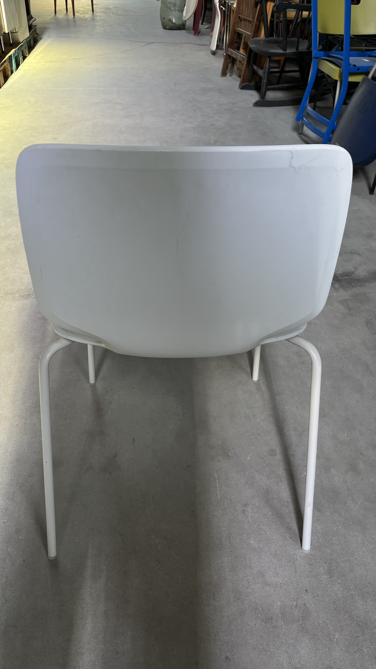Chaise coque en plastique blanc sur pieds en métal