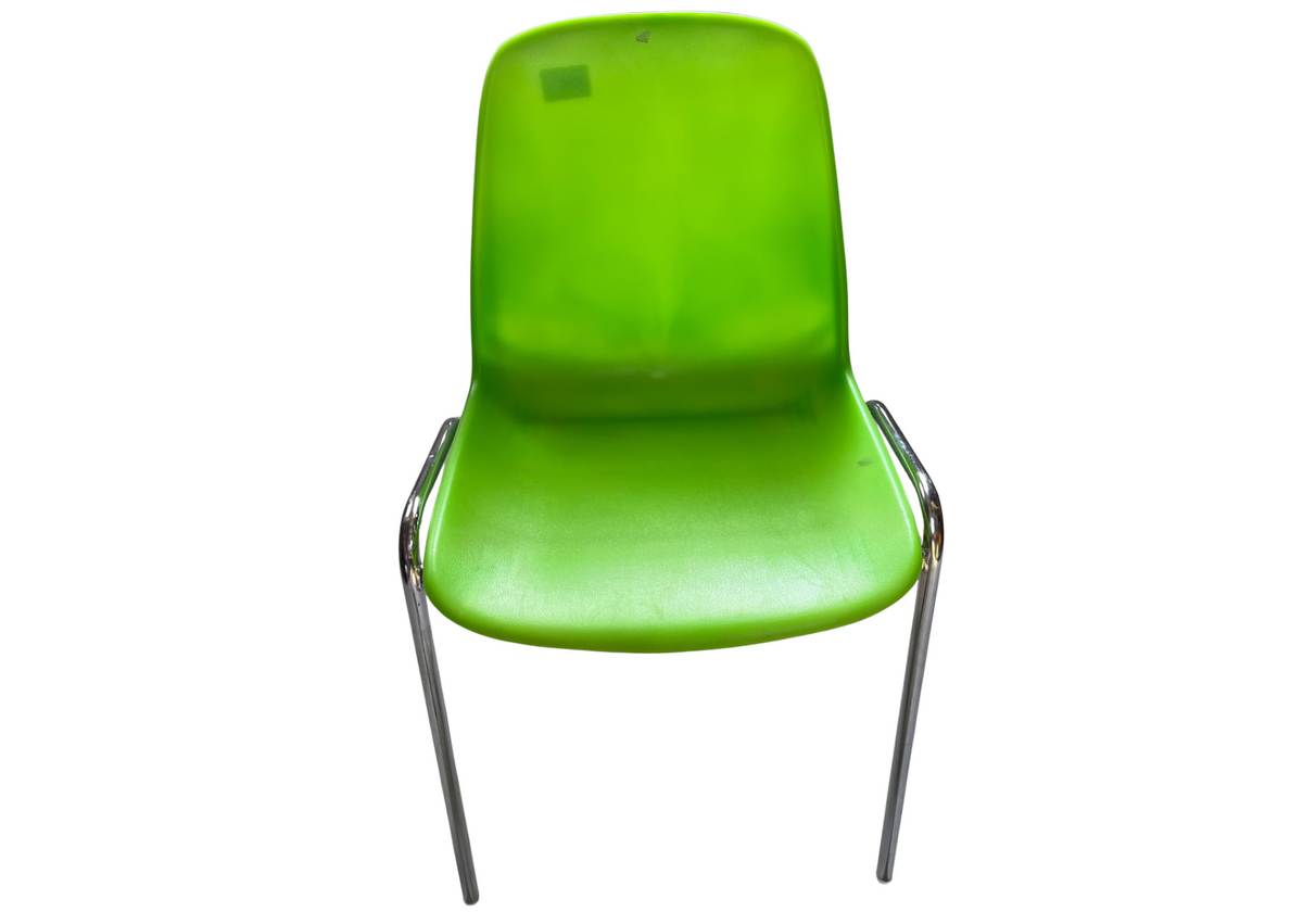 Chaise coque en plastique vert anis sur pieds chromés