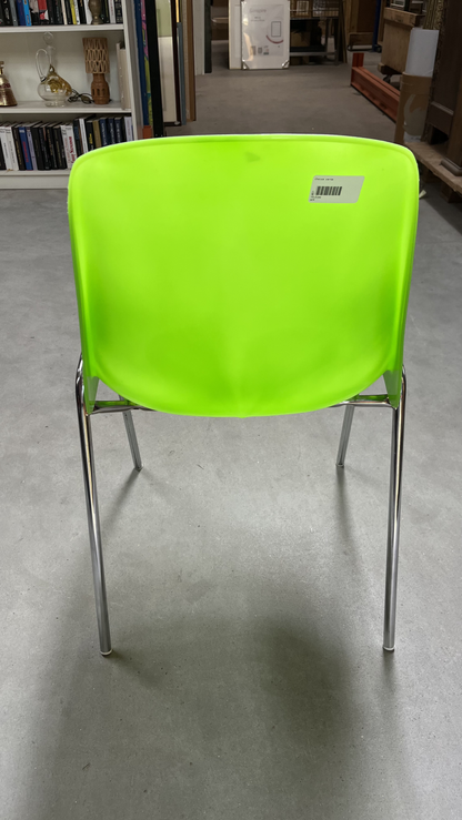 Chaise coque en plastique vert anis sur pieds chromés