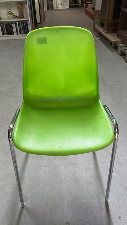 Chaise coque en plastique vert anis sur pieds chromés