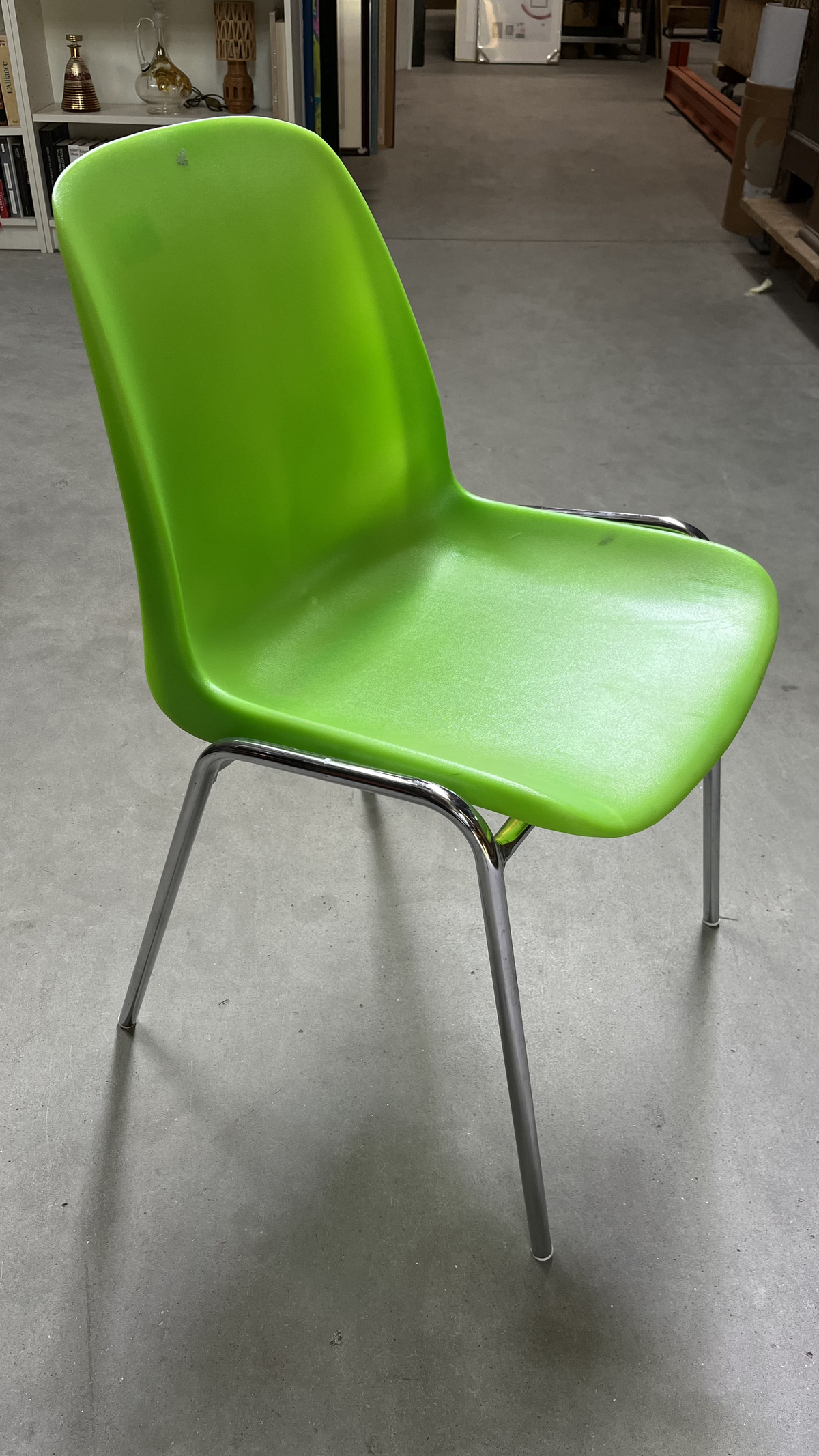 Chaise coque en plastique vert anis sur pieds chromés