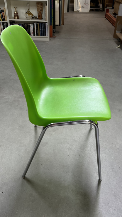 Chaise coque en plastique vert anis sur pieds chromés