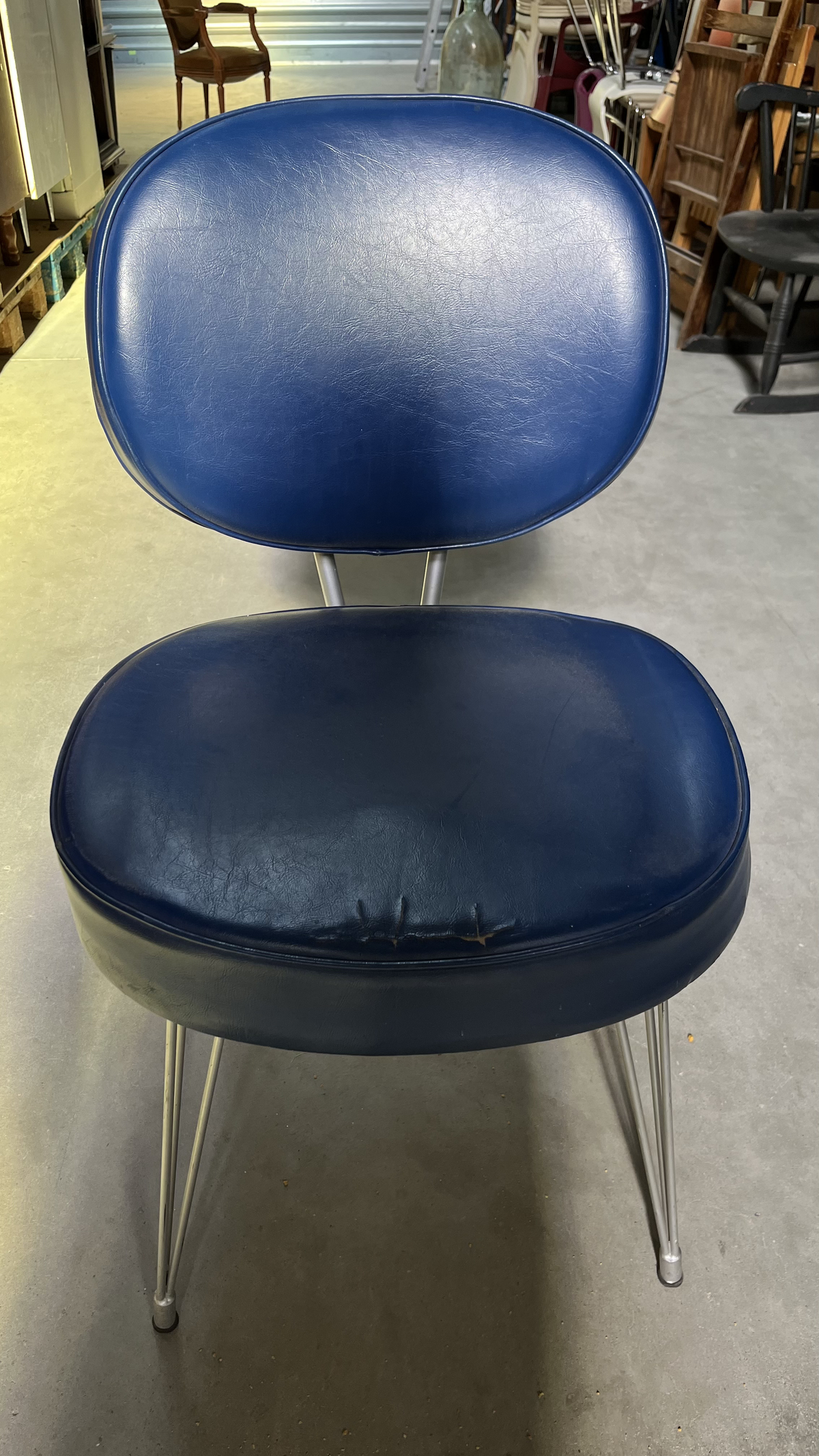 Chaise vintage à dossier rond en cuir bleu marine